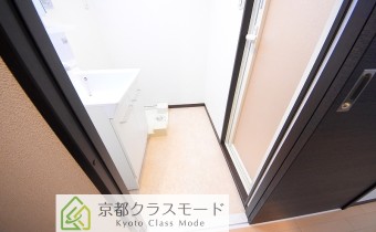 脱衣スペース※同マンション反転タイプの写真です。