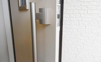 ダブルロック玄関ドア