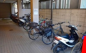 大型バイクもOKの駐輪場　雨の日も安心です♪