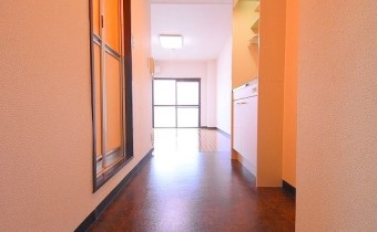 玄関　※室内写真は反転タイプです。