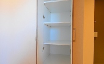 廊下の収納　※写真は同マンション1318のものです。