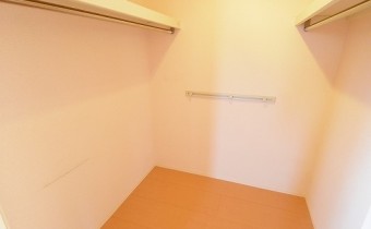ウォークインクローゼット内部