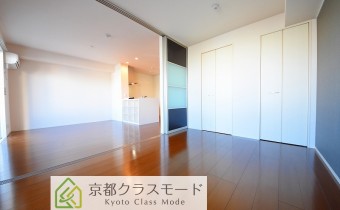 隣のお部屋とつなげて広く使うのも良いですね♪