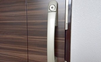 ダブルロック玄関ドア