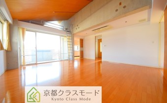 ガラス・コンクリート・フローリングの調和が絶妙な室内は一見の価値あり♪
