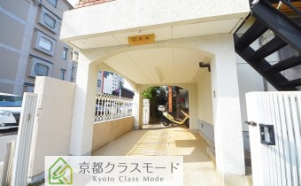 敷地内ガレージ ※ガレージはオーナーさんご使用の為使えません。