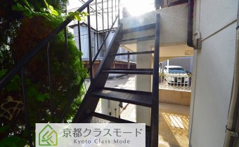 2階テラスへの階段