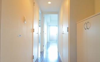 ※室内写真は同マンション内の802号室のものです。