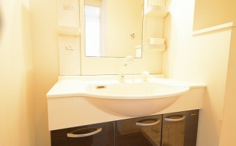 ※室内写真は同マンション内の802号室のものです。