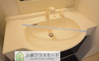 ※室内写真は同マンション内の802号室のものです。