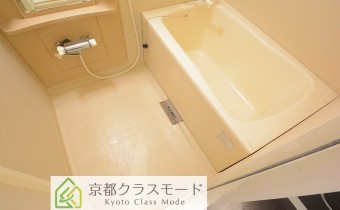 ※室内写真は同マンション内の802号室のものです。