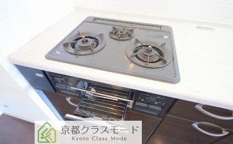※室内写真は同マンション内の802号室のものです。