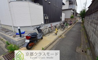 駐輪スペースは　マンション裏側