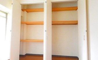 壁一面のクローゼット