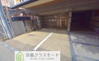 エントランスへ