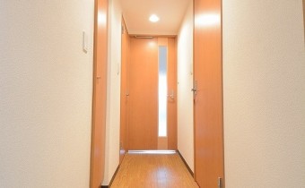 玄関　※室内写真は同マンション内の1LDKタイプのものです。