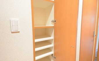 シューズＢＯＸ　※室内写真は同マンション内の1LDKタイプのものです。