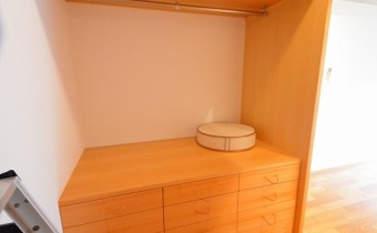 ウォークインクローゼットの中　収納が付いてます！
