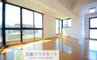 3方向の角部屋で窓数も多く明るい室内空間です☆