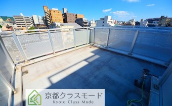 ルーフバルコニー・洋室10帖側・別アングル