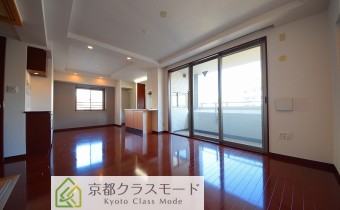 ※室内写真は同マンション内の606号室のものです。