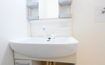 独立洗面台　※改装中の際の写真です。