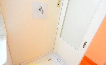 洗濯機置場　※改装中の際の写真です。