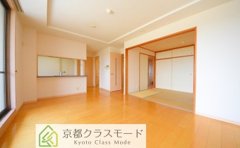 「最上階・東向き」の鴨川ビューのお部屋です♪リビングには「床暖房」付き！