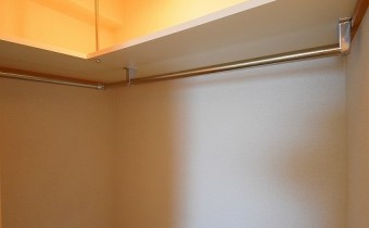ウォークインクローゼットの内部