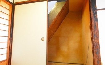 階段下が押入れになっています☆