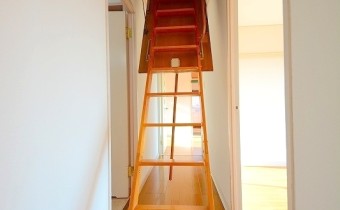 屋根裏へ