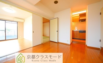 角部屋で窓数も多く、明るい室内です☆
