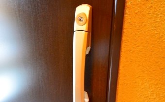 ダブルロックドア
