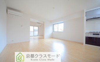 広々としたリビングは13.1帖有り！大型のソファーも置けますよ♪