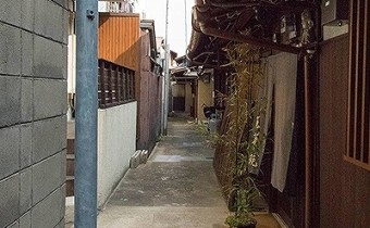雰囲気がある路地奥にあります。