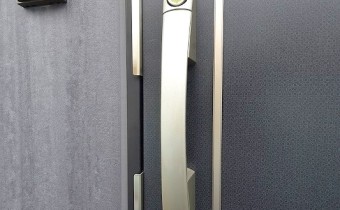 ダブルロック玄関ドア