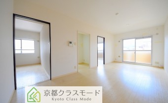 明るい10帖のリビングダイニング♪各お部屋は振り分けタイプ！※室内写真は同マンション内の301号室のものです。