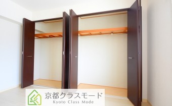 Room （玄関側）のクローゼット