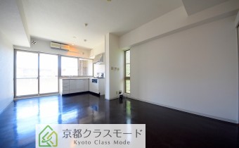 バルコニー側に配置されたシステムキッチン♪「南向き」の明るいリビングです。