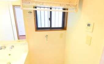 洗濯機置場　上部には収納付き☆