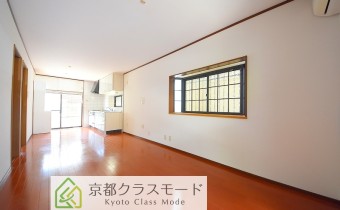 「敷地内ガレージ付き」の一戸建て♪ワンボックス車も駐車できます。
