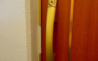 ダブルロック玄関ドア
