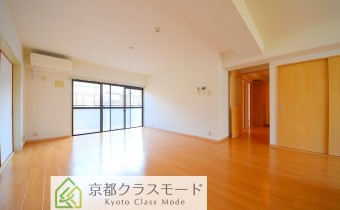 21帖の広々としたリビングは南向きで陽当たり良好です☆