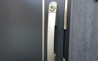 ダブルロック玄関ドア