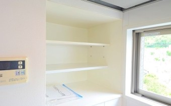 キッチン横の収納棚