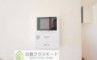 キッチン横に　モニター付インターホン