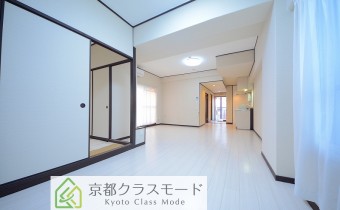 「白系」の綺麗な室内空間です♪「窓も多く」風通しも良い感じです！