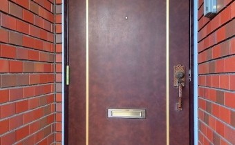 玄関ドア※同マンション別階の写真です