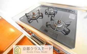 3口ガスコンロ（グリル付き）※同マンション別階の写真です