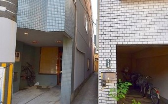 路地を入っていくと